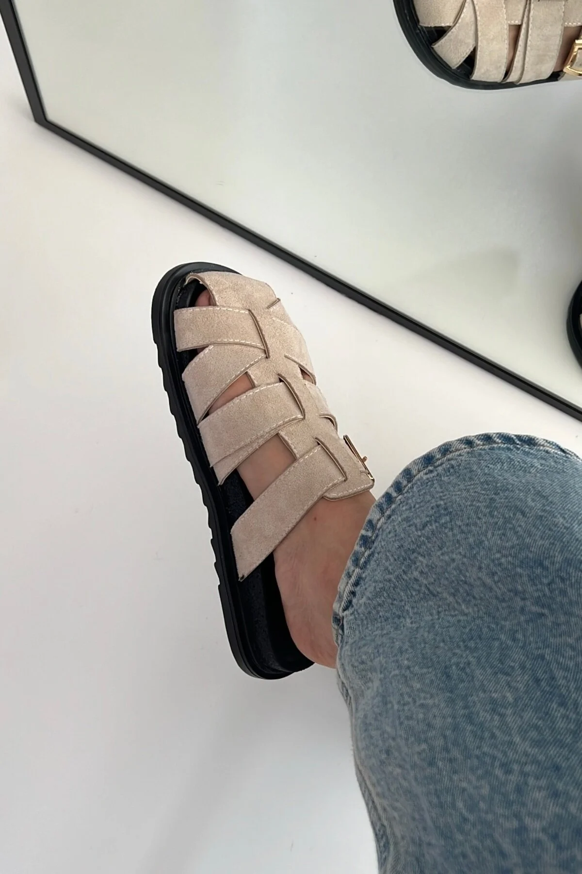 Zizi Siyah El Yapımı Konfor ve Şık Altın Toka Detaylı Süet Kadın Terlik